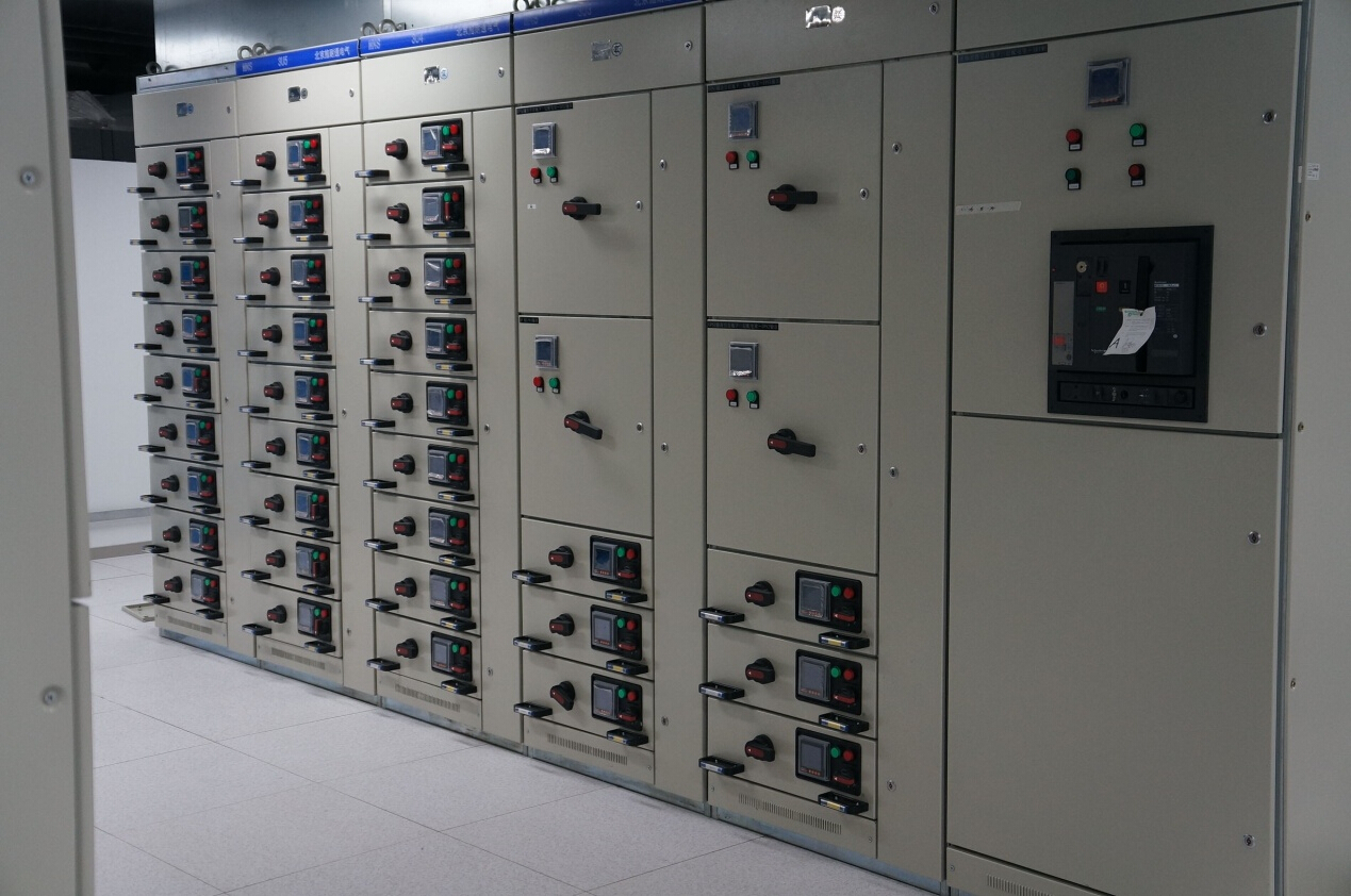 采用雙路市電、UPS、確保機(jī)房設(shè)備穩(wěn)定運(yùn)行